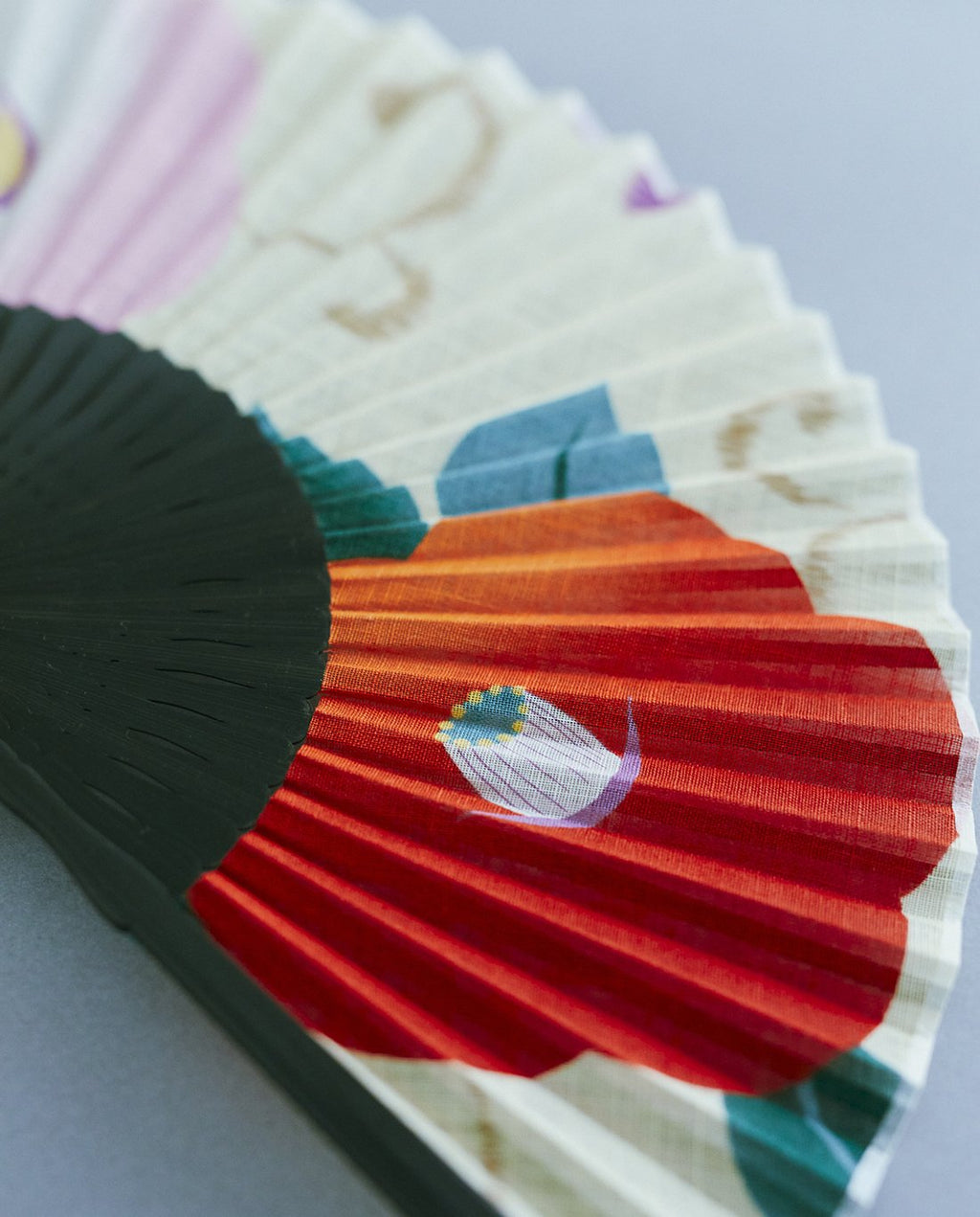 ハンカチ扇子 椿柄 – 日々の京都物産展